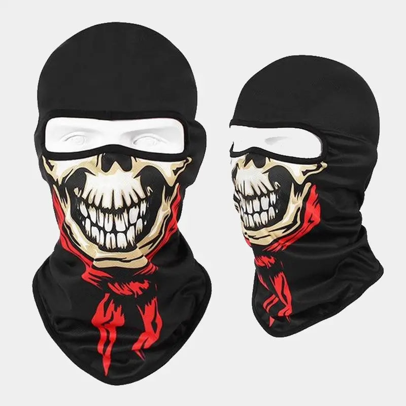 Cagoule Moto TĂȘte de Mort noire avec imprimĂ© crĂąne blanc et flammes rouges. Tissu lĂ©ger et respirant, idĂ©al pour motards recherchant protection contre le vent et le froid.