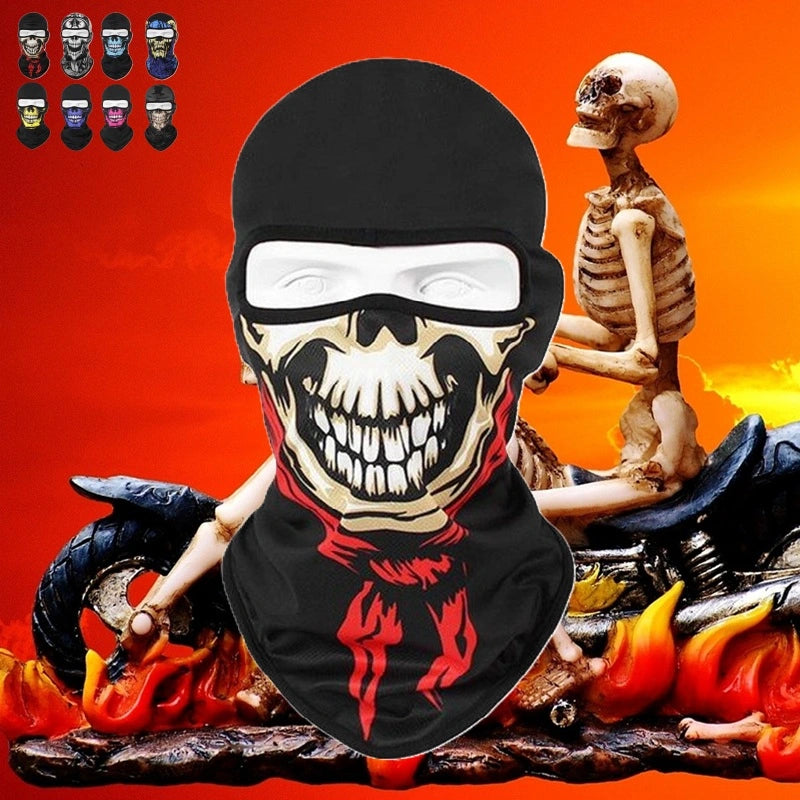 Cagoule Moto Tête de Mort noire et blanche avec motifs rouges, illustrée sur un fond enflammé avec un squelette en moto. Cagoule intégrale en tissu respirant, idéale pour motards recherchant une protection contre le vent et le froid. Espace Cagoules
