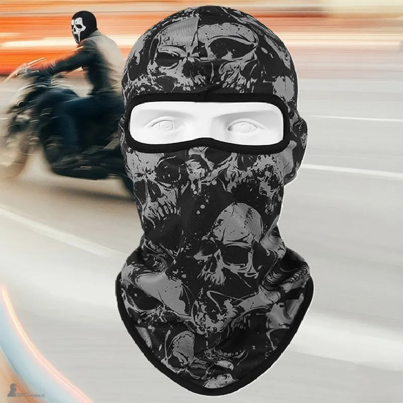 Kominiarka motocyklowa czaszka DeathHead z wieloma czaszkami w kolorze szarym, noszona, widok z przodu z motocyklistą w ruchu w tle - Przestrzeń Cagoules