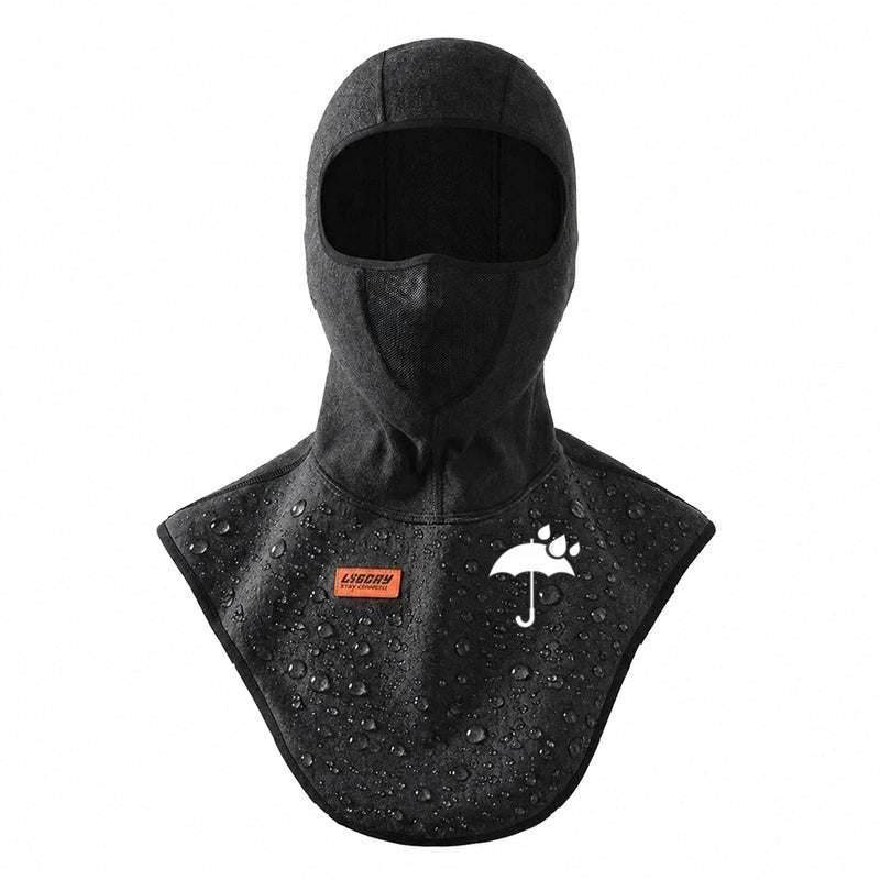 Cagoule Motoneige noire portée de face avec plastron waterproof large et zone de respiration en mesh micro-aéré - Espace Cagoules