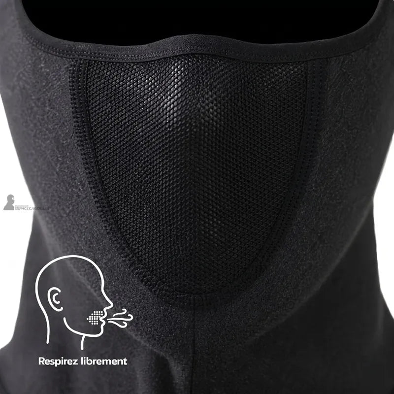 Focus sur la zone de respiration libre facilitant la circulation de l'air lors d'efforts physiques intenses - Espace Cagoules