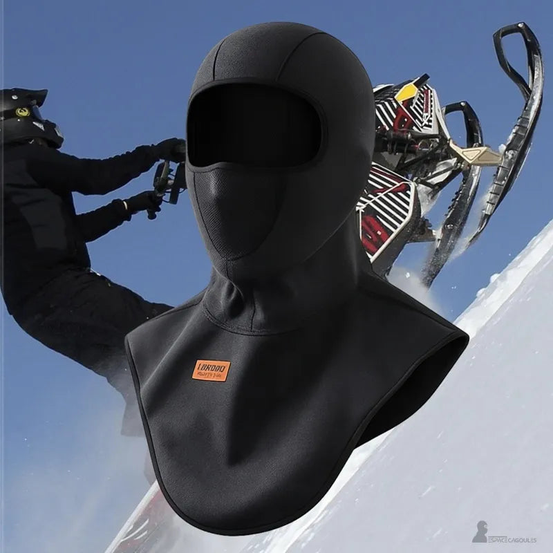 Cagoule motoneige noire intégrale sur fond motoneige avec protection étendue du cou et design ajusté - Espace Cagoules