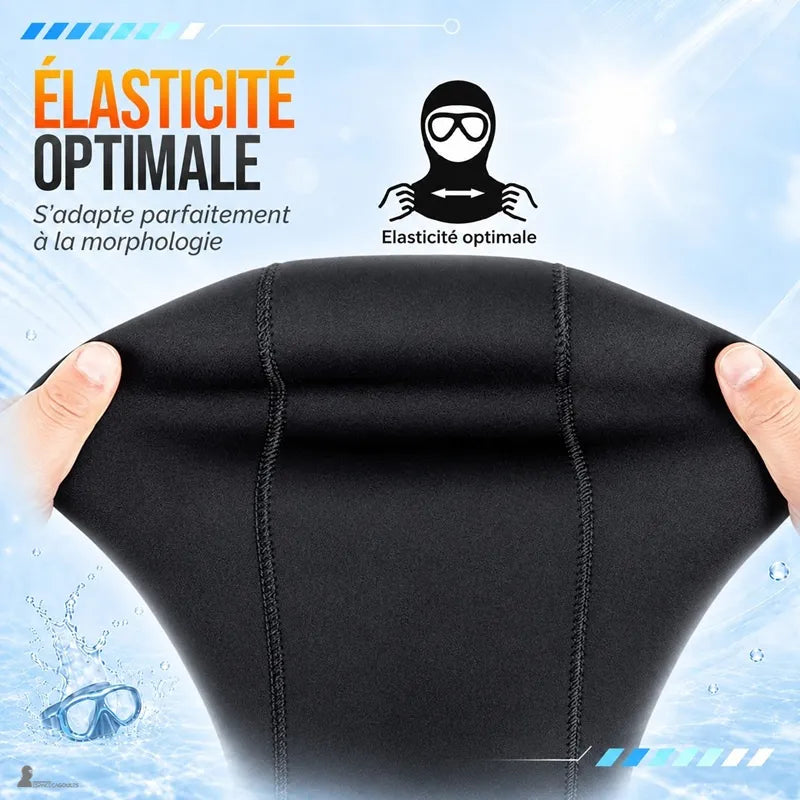 Néoprène de la cagoule OceanGuard étiré entre deux mains montrant son élasticité - Espace Cagoules