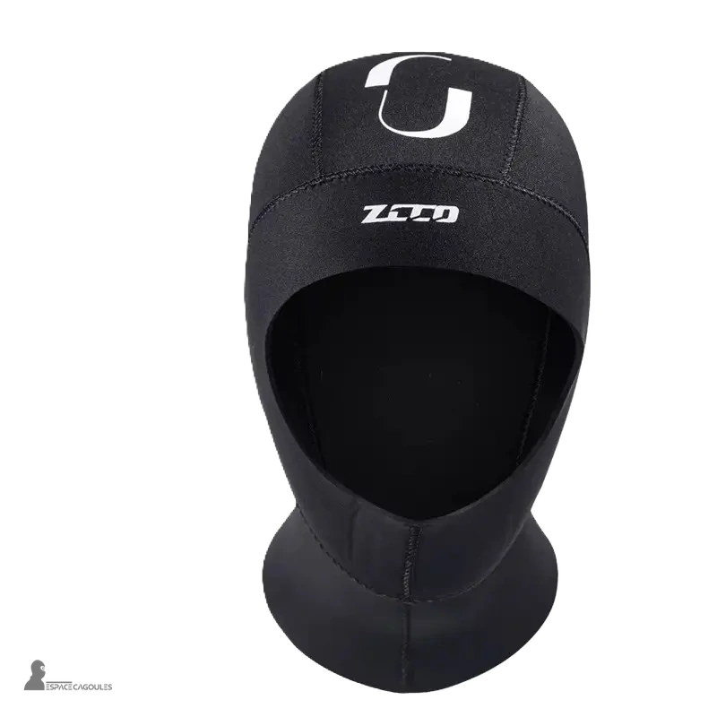 Cagoule néoprÚne thermique 5 mm noire, vue de face. Design couvrant avec une ouverture faciale large, idéale pour les plongeurs, apnéistes et amateurs de sports nautiques par temps froid.