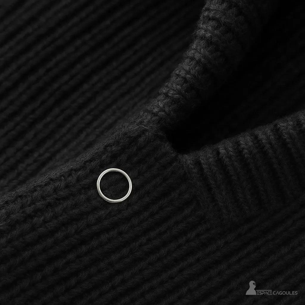 Cagoule Noire Femme zoom sur le bouton pression argenté cousu au niveau du col, en contraste avec la maille noire