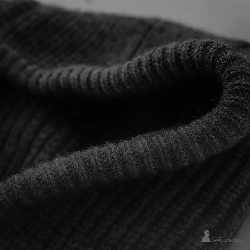 Cagoule Noire Femme gros plan sur le col replié en maille tricotée, soulignant l'épaisseur et la chaleur du tissu