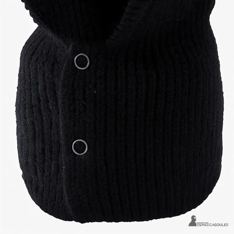 Cagoule Noire Femme en détail sur la base du cou, mettant en avant les deux boutons métalliques et la maille côtelée