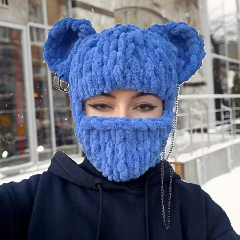 Hellblaue Ohrhaube, die von einer Person im Freien getragen wird und Kopf und Gesicht bedeckt, mit einem lustigen und bequemen Design.