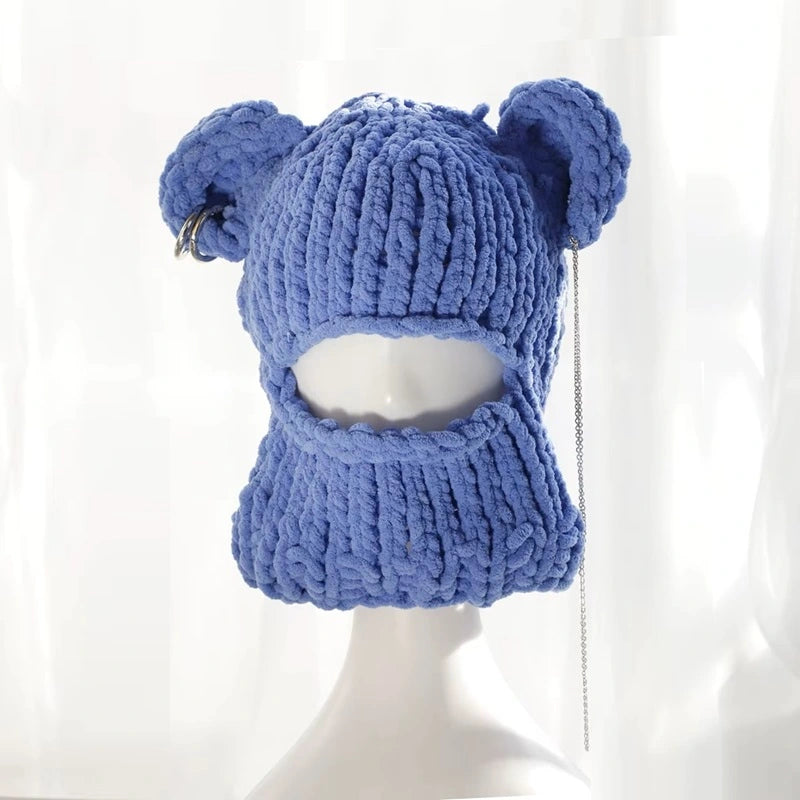 Hellblaue Sturmhaubenohren, die an einer Schaufensterpuppe freigelegt sind, zeigen ihr warmes und schützendes Design.