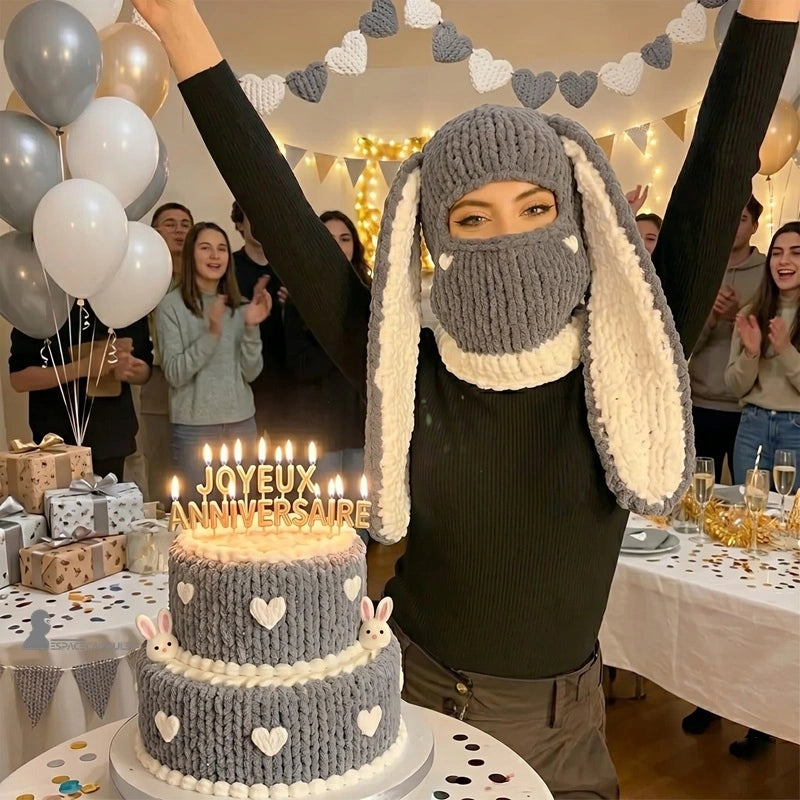 Pasamontañas grises de punto con grandes orejas blancas de conejo y tarta de cumpleaños a juego