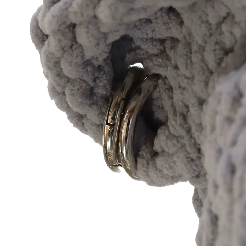 Nahaufnahme der hellgrauen Sturmhaubenohren, die das weiche und ästhetische Finish betonen und die Ohrringe heranzoomen.