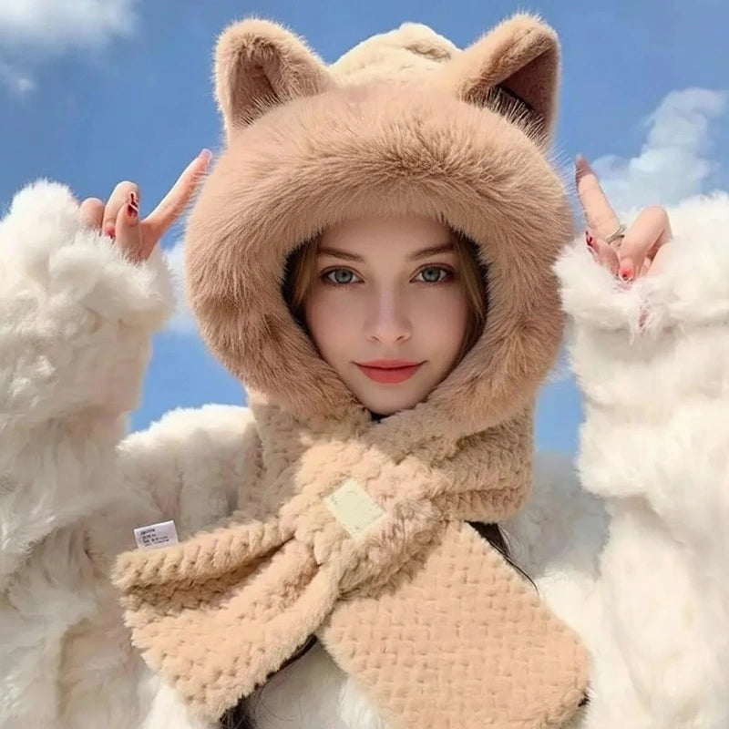 Cagoule Oreille Femme couleur café avec écharpe intégrée, portée par une femme en extérieur pour un look chic et une chaleur idéale contre le froid.