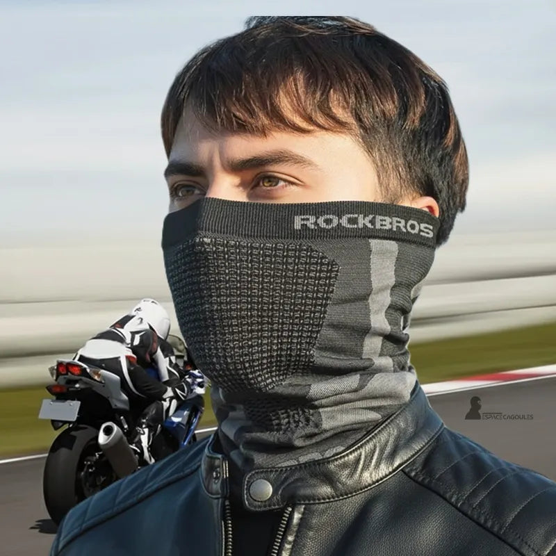 Cagoule ou tour de cou moto portĂ©e par un homme sous Ă©quipement moto, tissu technique ajustĂ© et respirant, vue en situation de conduite â Espace Cagoules