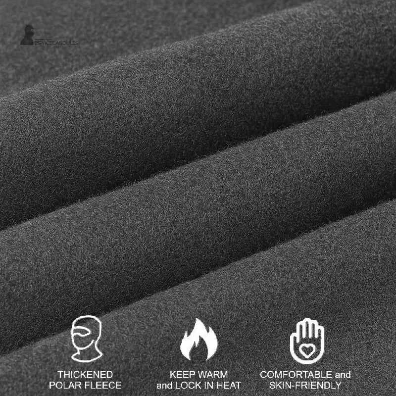 Sturmhaube über Skihelm aus dickem dunkelgrauem Fleecegewebe, weiche und atmungsaktive Textur, die den Komfort und die Wärme des Materials verdeutlicht.