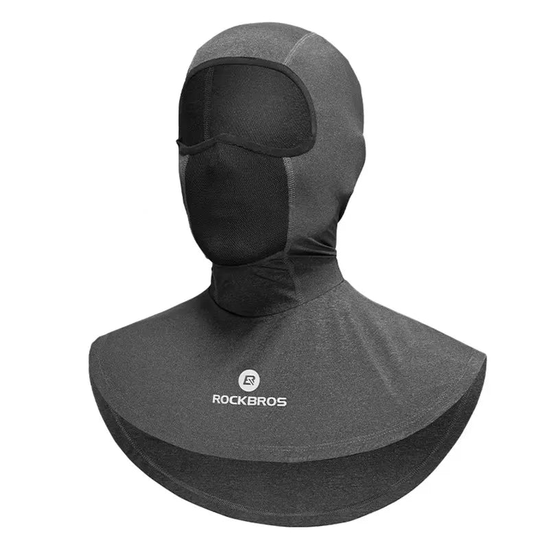 Cagoule plastron moto Ă©tĂ© grise, vue produit sur fond clair, protection complĂšte tĂȘte et cou, matiĂšre fine et respirante idĂ©ale pour la moto en Ă©tĂ©