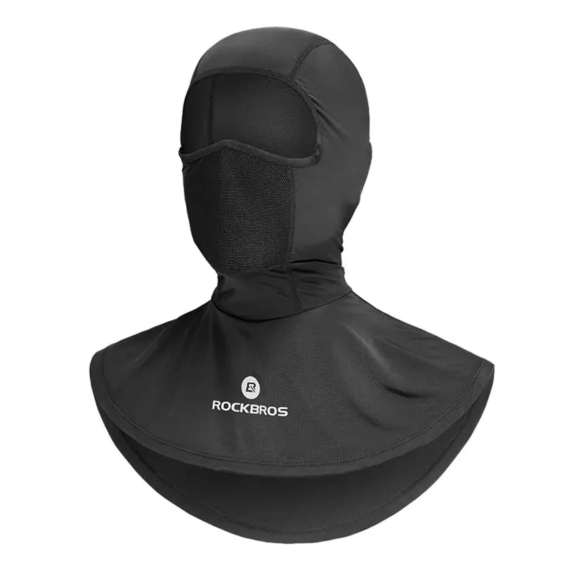 Cagoule plastron moto été noire, vue trois-quarts, design ergonomique avec plastron élargi, textile respirant conçu pour le confort sous casque moto