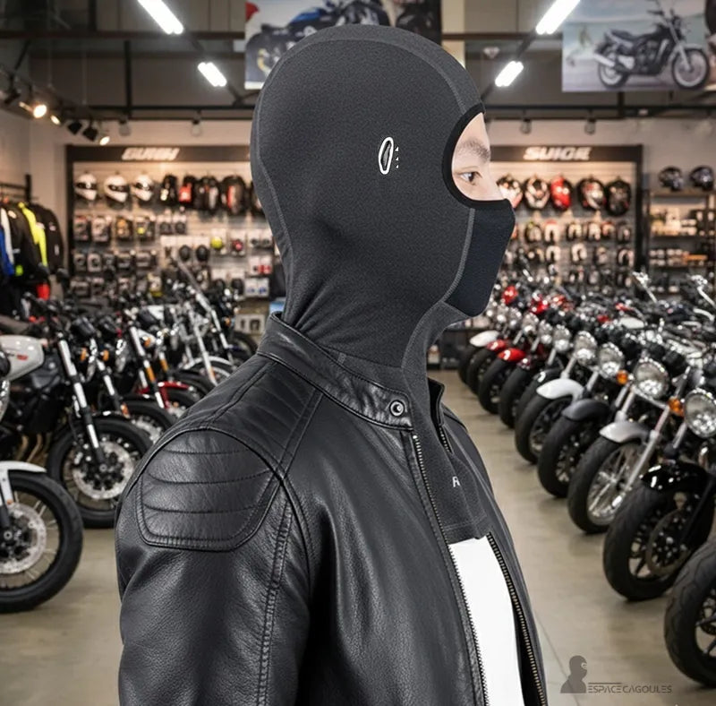 Cagoule Plastron Moto été mise en avant sur un motard dans un commerce de motos et accessoires. idéale pour les motards en été