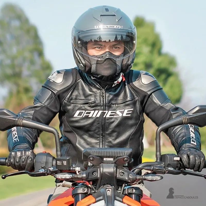 Cagoule Plastron Moto été portée sous casque intégral par un motard en blouson cuir sur moto sportive