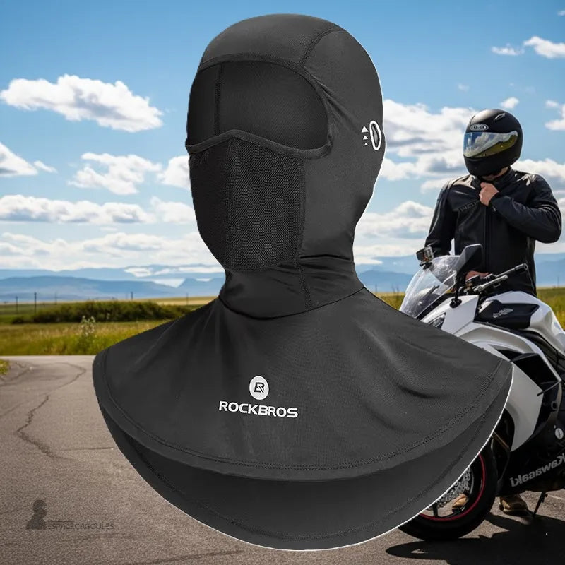 Cagoule Plastron Moto été noire mise en avant sur fond de route dégagée avec ciel bleu, idéale pour motards en été