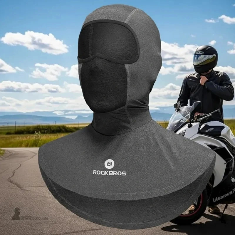 Cagoule plastron moto été portée sous casque, conception intégrale avec plastron couvrant le cou et les épaules, tissu respirant léger adapté à la pratique moto estivale