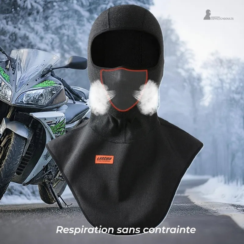 Cagoule plastron respirante avec effet buée et moto sur route hivernale