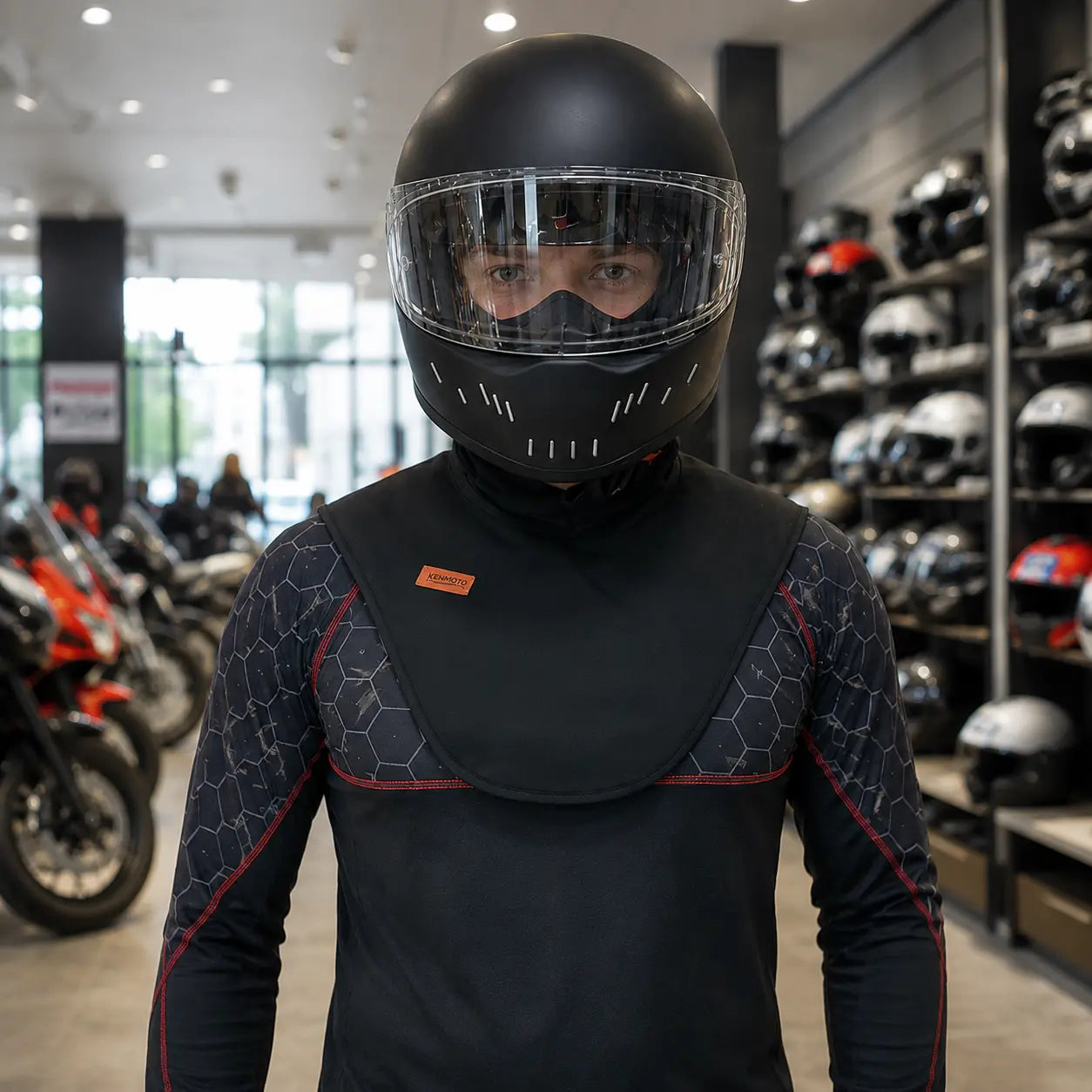 Mężczyzna w czarnej kominiarce i z pełnym kaskiem w sklepie motocyklowym - Przestrzeń Kominiarek