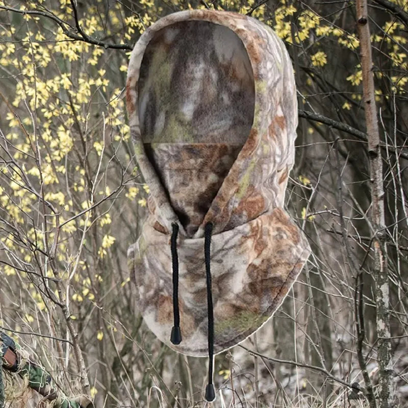 Cagoule polaire camouflage chasse en forêt automnale, accessoire chaud et discret pour activité outdoor