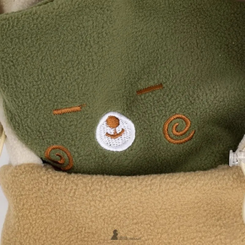 Cagoule polaire enfant 3 à 10 ans - zoom visage brodé ours sur cache-cou vert, détail du motif enfantin - Espace Cagoules