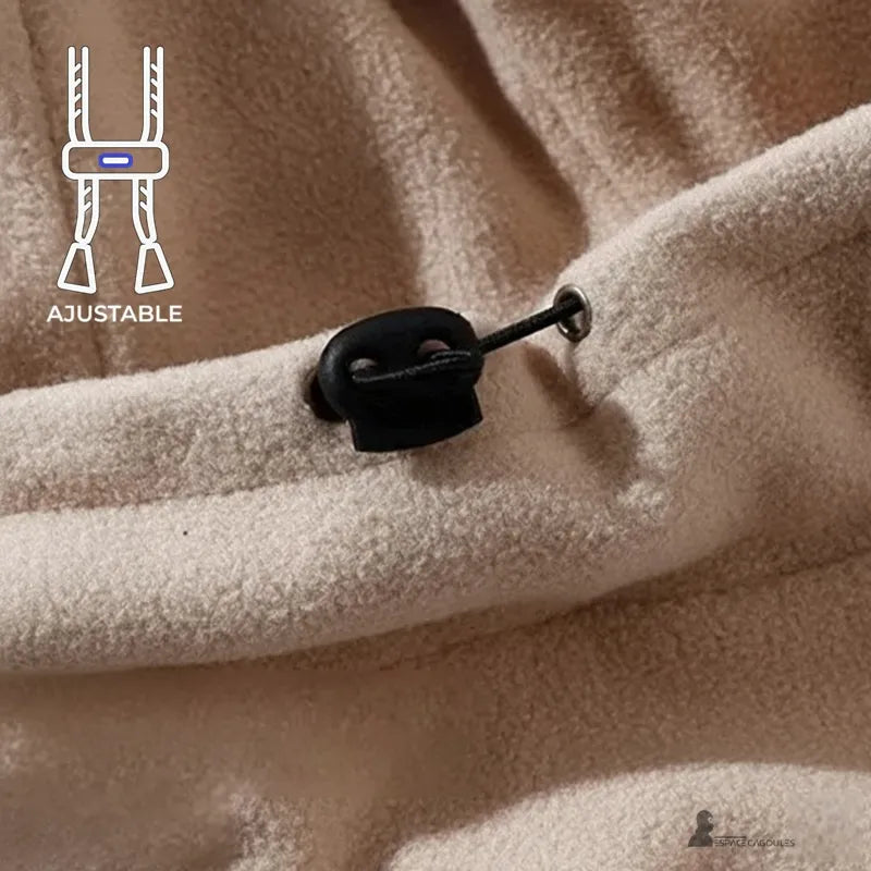 Cagoule femme polaire a zip frontal beige avec cordon ajustable noir en gros plan - Espace Cagoules