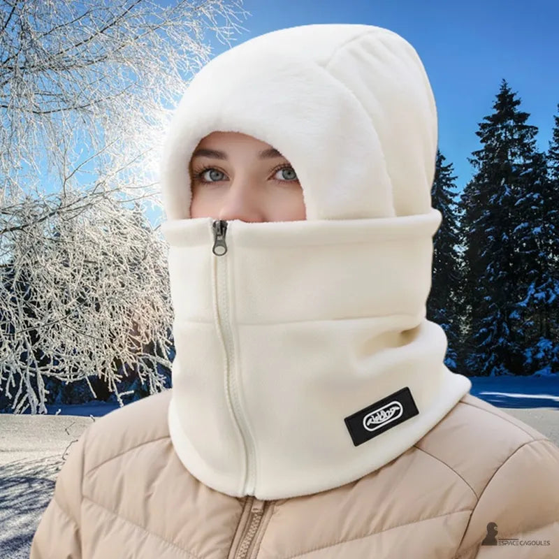 Cagoule femme polaire a zip frontal blanche portée par une femme en manteau beige dans un décor de forêt enneigée - Espace Cagoules