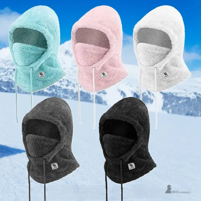 Cagoule polaire Femme disponible en plusieurs couleurs pastel et foncées, présentées en extérieur sur fond montagne enneigée