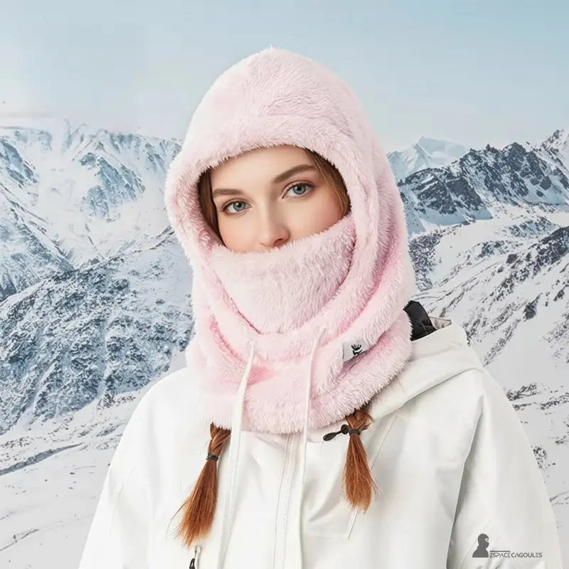 Cagoule polaire Femme rose clair portée par une femme en extérieur sur fond de montagnes enneigées, coupe chaude et confortable