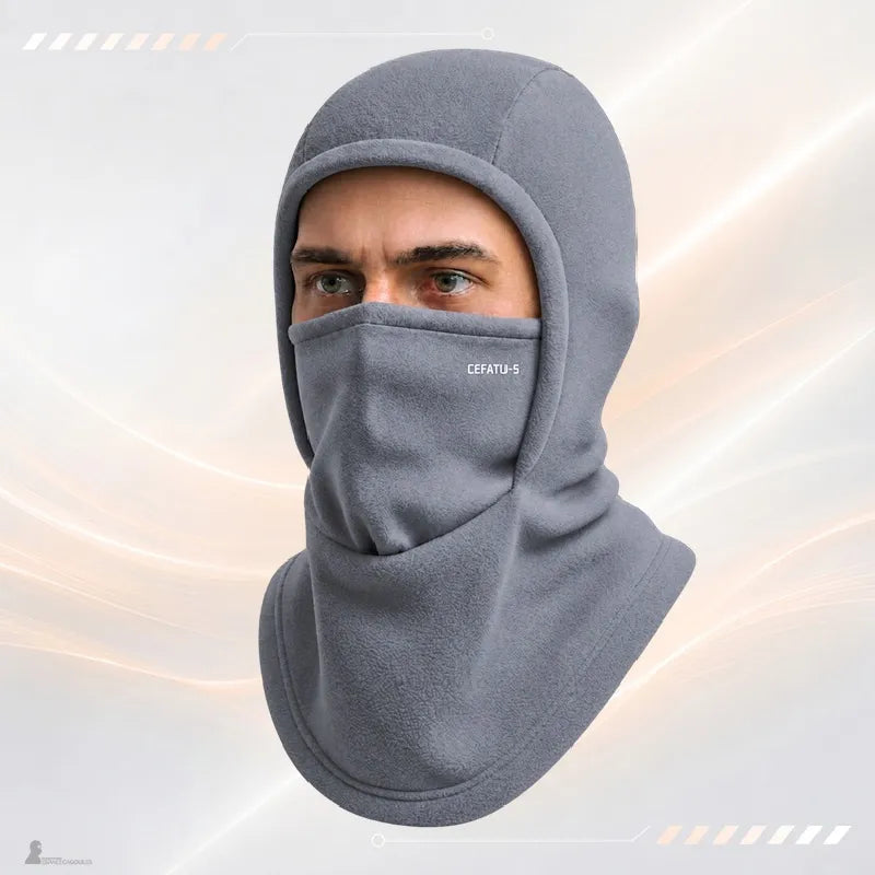 Homme portant une cagoule polaire grise avec masque bouche-nez et large col montant, vue de trois quarts - Espace Cagoules