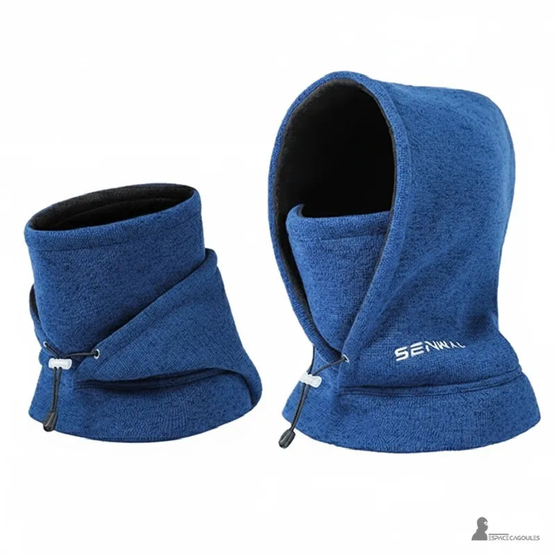 Fleecebalaclava för män - sänkt version som bildar en choker, fläckigt blått tyg, visar den låga passformen för halsen. Huvor område