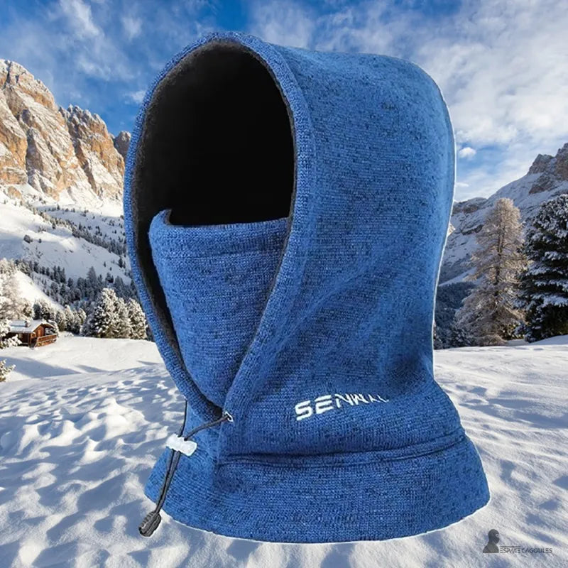 Fleecebalaclava för män - blå fleecebalaclava som presenteras utomhus på ett snöigt bergslandskap, skyddar huvud och nacke, synlig dragsko. Huvor område