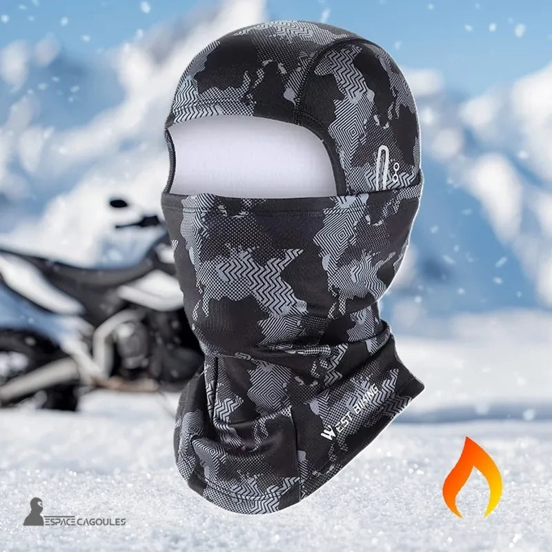 Schwarz-graue Camouflage Motorrad Fleece Sturmhaube auf verschneitem Hintergrund mit Motorrad im Hintergrund, voller Schutz für das Fahren im Winter