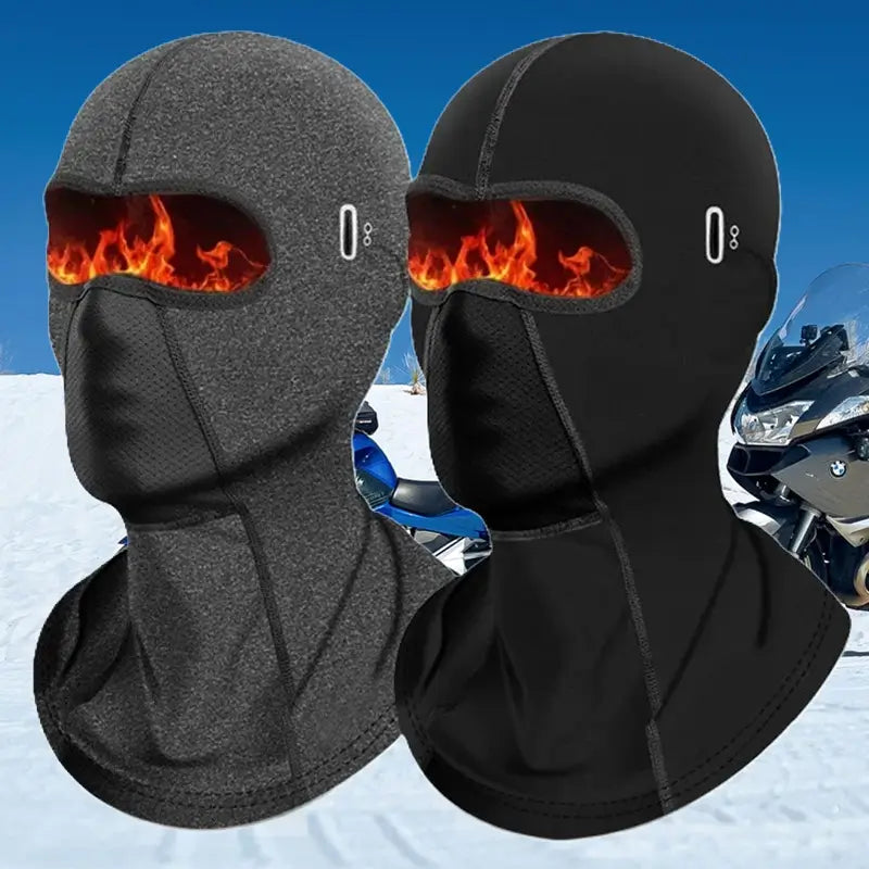 Czapka polarowa motocyklowa szara i czarna, model zimowy, długi krój, osłona na szyję, prezentowana obok motocykla w śniegu - Espace Cagoules