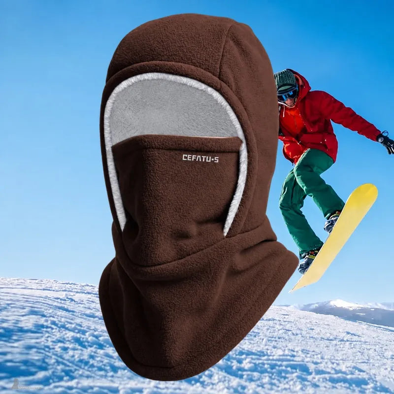 Cagoule polaire marron doublée sherpa devant un snowboardeur sur piste enneigée, usage ski et sports d'hiver au grand froid - Espace Cagoules