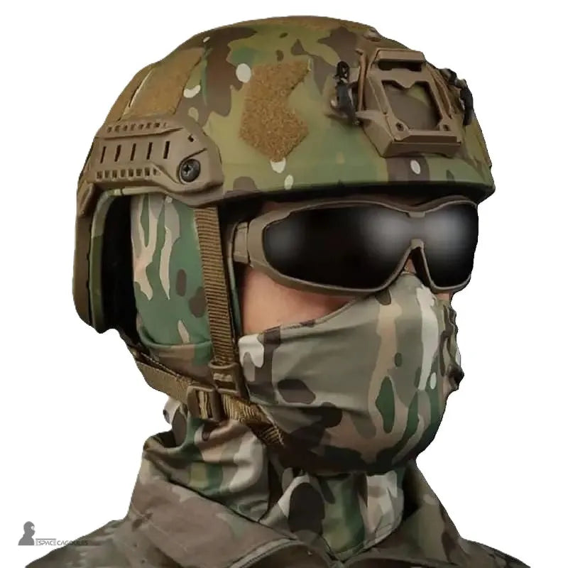 Balaclava per il soldato airsoft equipaggiato con il passamontagna mimetico sotto un elmetto tattico per illustrarne la compatibilità con l'equipaggiamento protettivo - Espace Cagoules