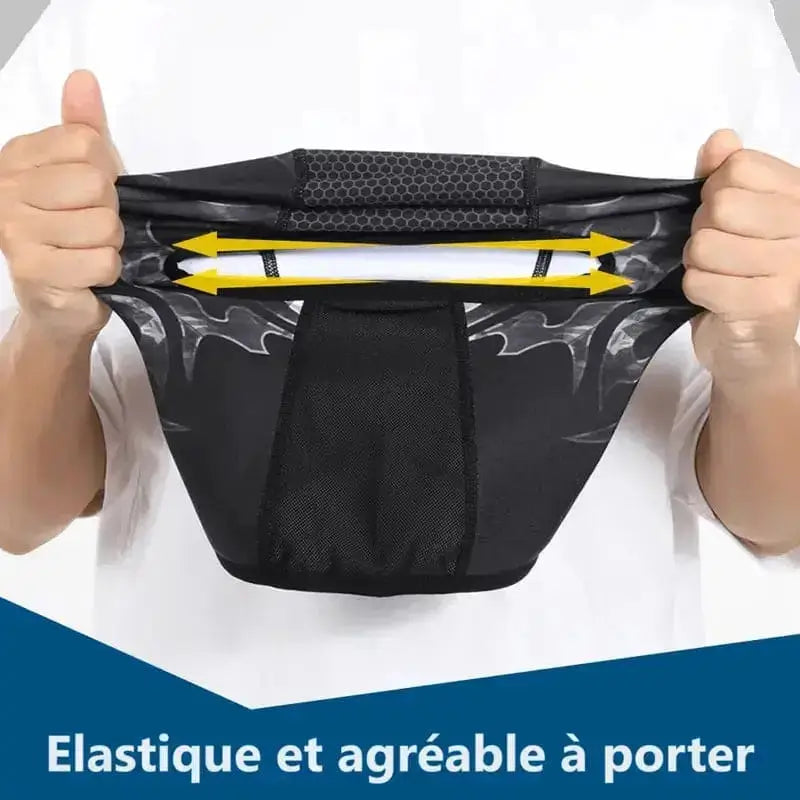 Cagoule pour Casque ski noire étirée à deux mains, démontrant son élasticité et son confort pour les sports d’hiver.