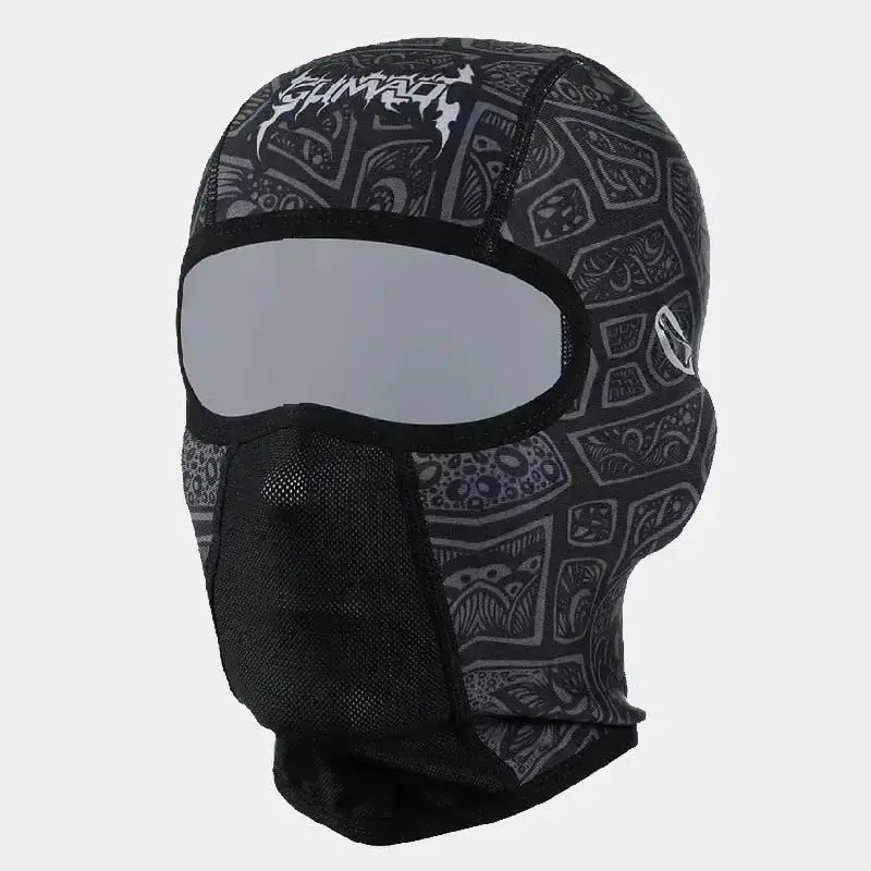 Cagoule pour Casque ski entièrement noire, fabriquée dans un matériau respirant et coupe-vent pour protéger du froid.