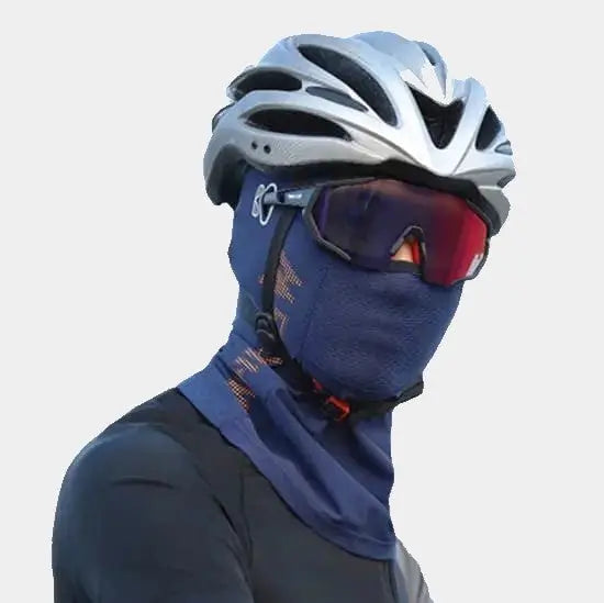 Cycliste avec une Cagoule pour cycliste bleue sous casque avec protection faciale respirante, idéale pour les activités sportives en plein air