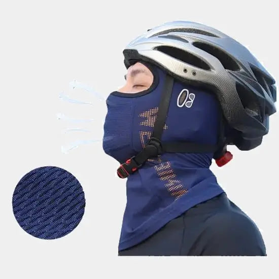 Cagoule pour cycliste bleue avec ventilation et tissu technique, conçue pour être portée sous un casque pour une meilleure performance et confort.