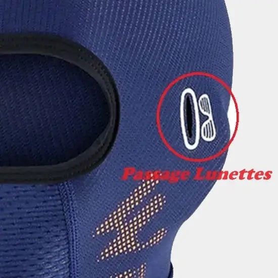 Zoom sur une cagoule pour cycliste avec un passage spécialement conçu pour lunettes, offrant confort et praticité lors des trajets à vélo.
