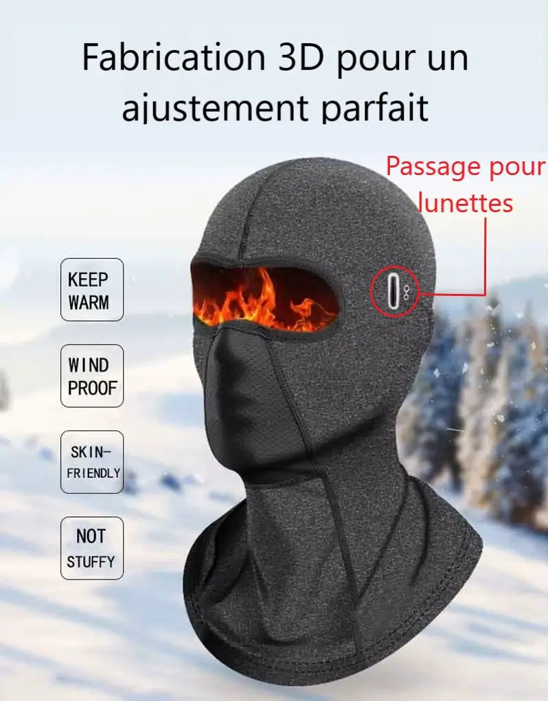 Cagoule pour moto en polaire avec fabrication 3D pour un ajustement parfait, montrée sur un fond montagneux, soulignant son design ergonomique et sa protection thermique.