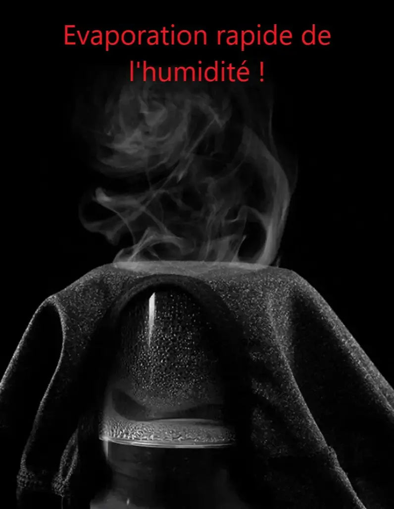 Cagoule pour moto en polaire avec évaporation rapide de l'humidité, illustrée par une vapeur visible, mettant en avant sa respirabilité idéale pour les activités en conditions froides.