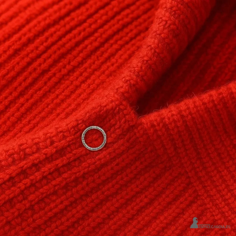 Cagoule Rouge zoom sur la finition du col avec un bouton-pression métallique, illustrant la qualité des détails