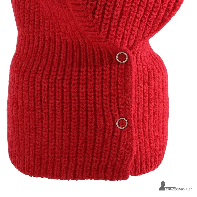 Cagoule Rouge gros plan sur la partie du cou et les boutons de fermeture, mettant en valeur le tricot et les coutures