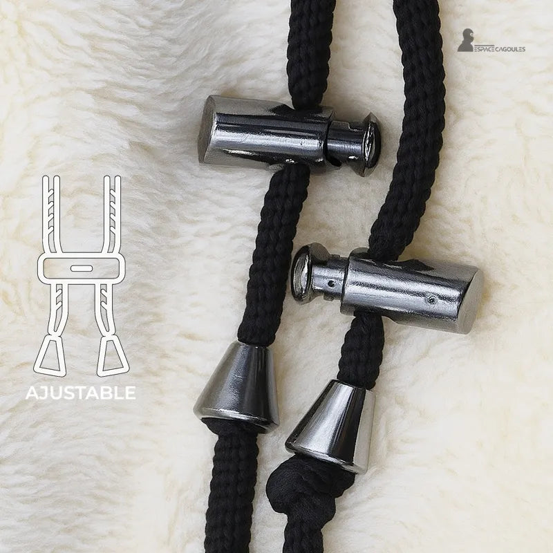 Cagoule Sherpa dĂ©tail du cordon dâajustement noir avec embouts mĂ©talliques sur fond polaire beige â Espace Cagoules