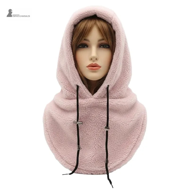 Cagoule Sherpa rose poudrĂ© portĂ©e avec capuche relevĂ©e sur mannequin femme, cordons noirs visibles â Espace Cagoules
